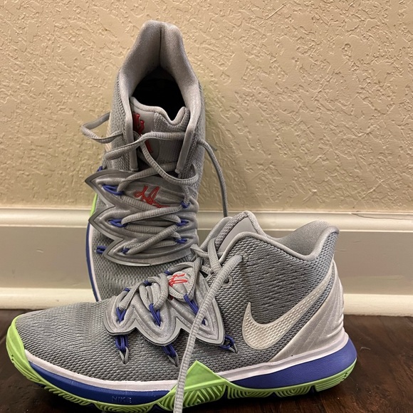 Kyrie Basketball Shoes big kids size 4Y - Picture 3 of 6